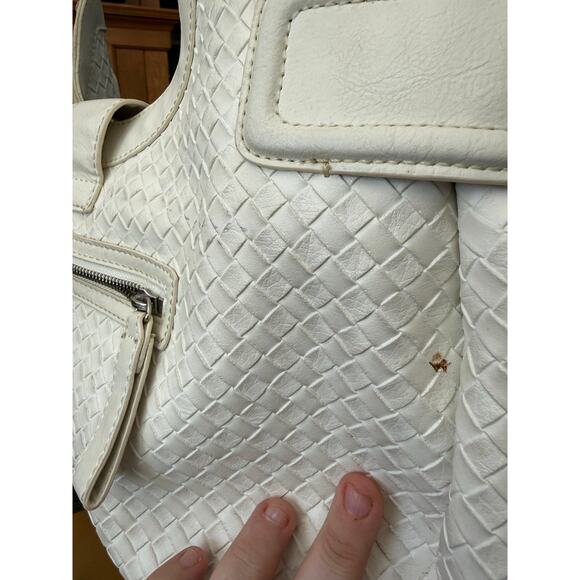 Vintage GUESS White Basket Weave Hobo Bag with Giant G Buckle Snap Closure - Picture 7 of 10